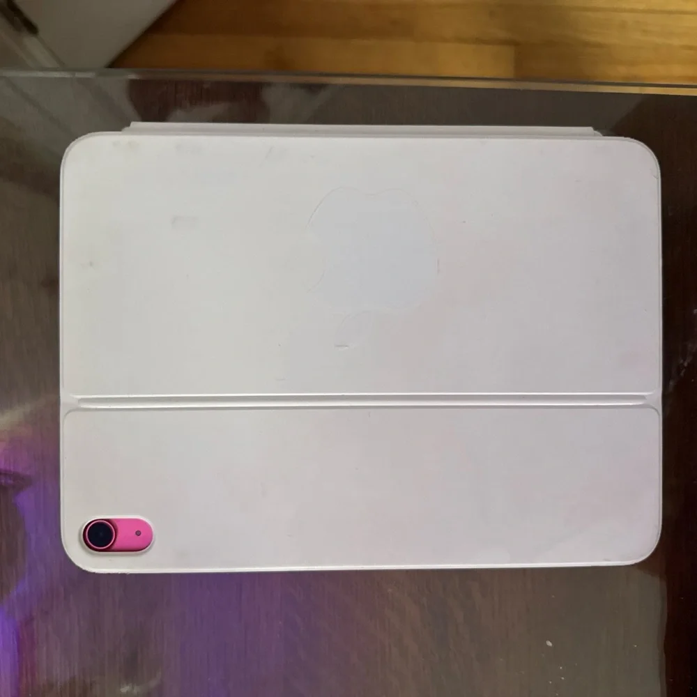 Apple Tablet in Pink with folio keyboard case and usbc Apple Pencil